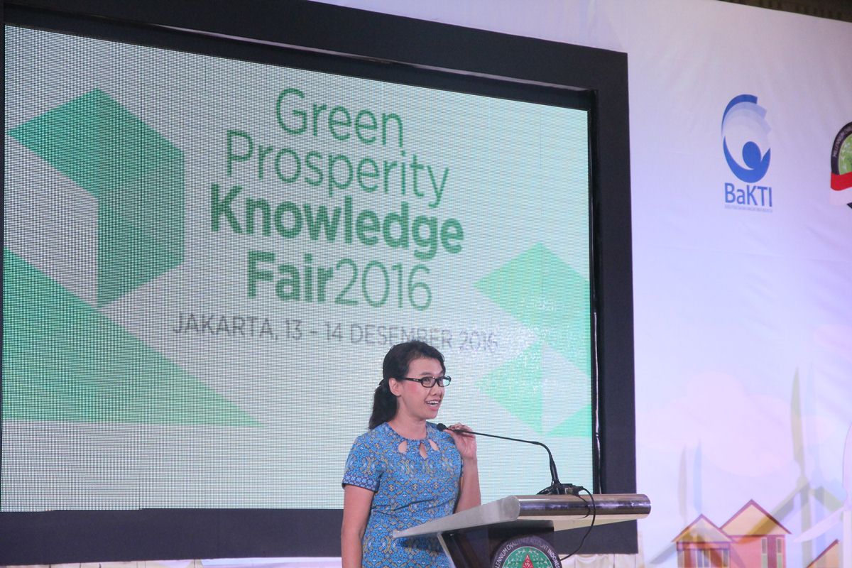 Ibu Poppy Ismalina, Associate Director Pengetahuan Hijau MCA-Indonesia, menutup kegiatan Green Prosperity Knowledge Fair 2016 secara resmi